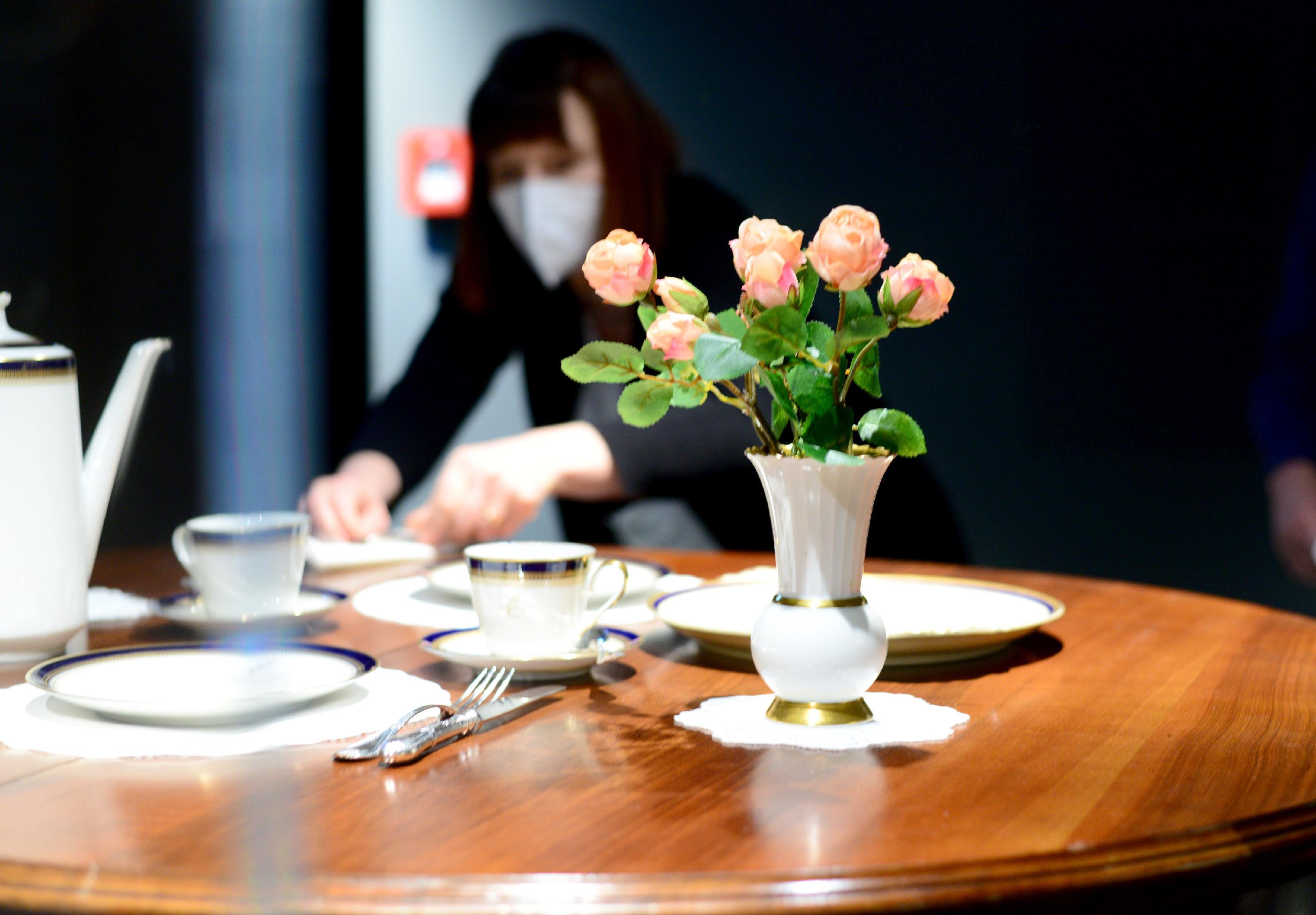 Tische und Stühle mit Kaffeeservice mit Initialen