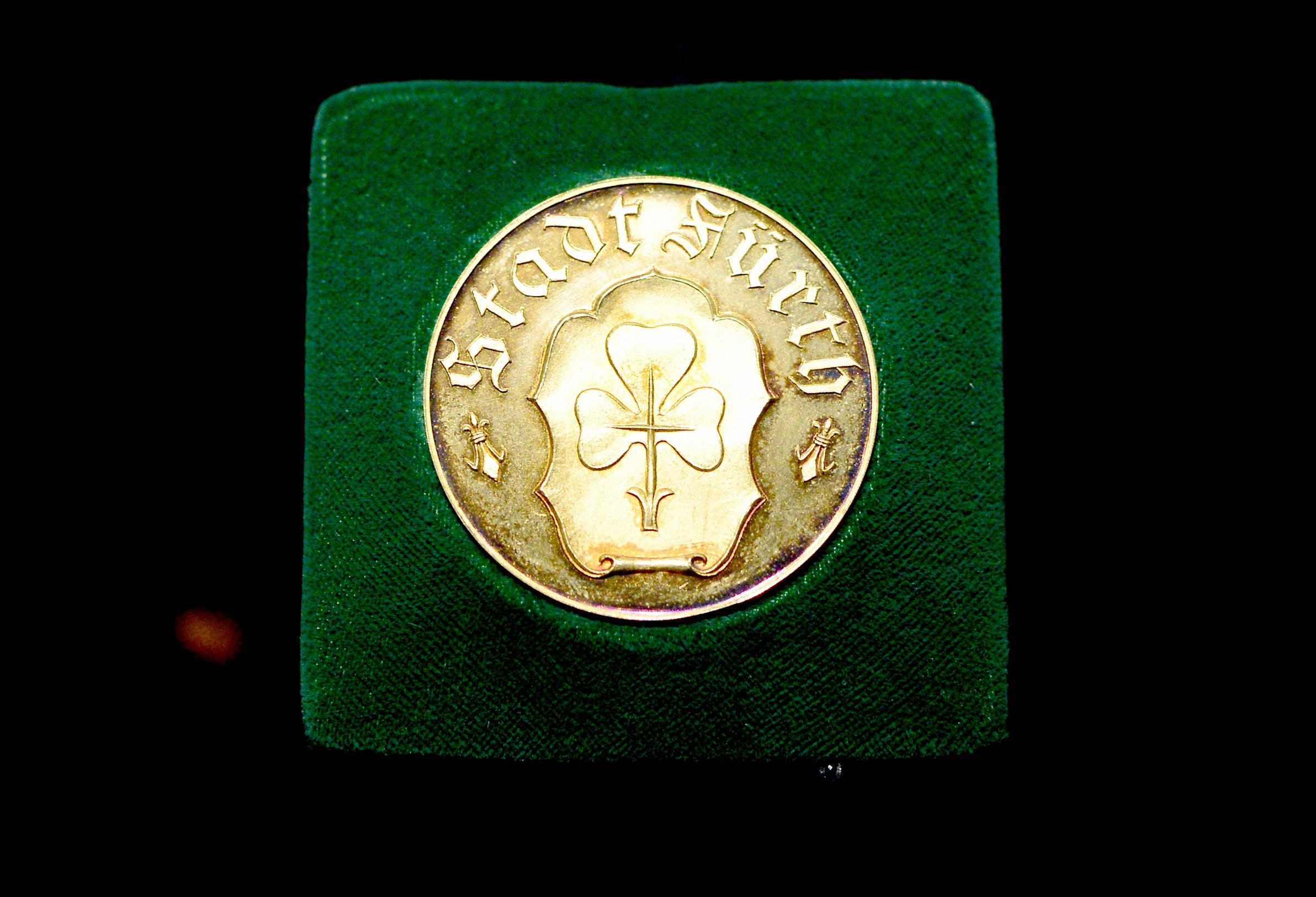 Die Goldene Bürgermedaille, verliehen 1958