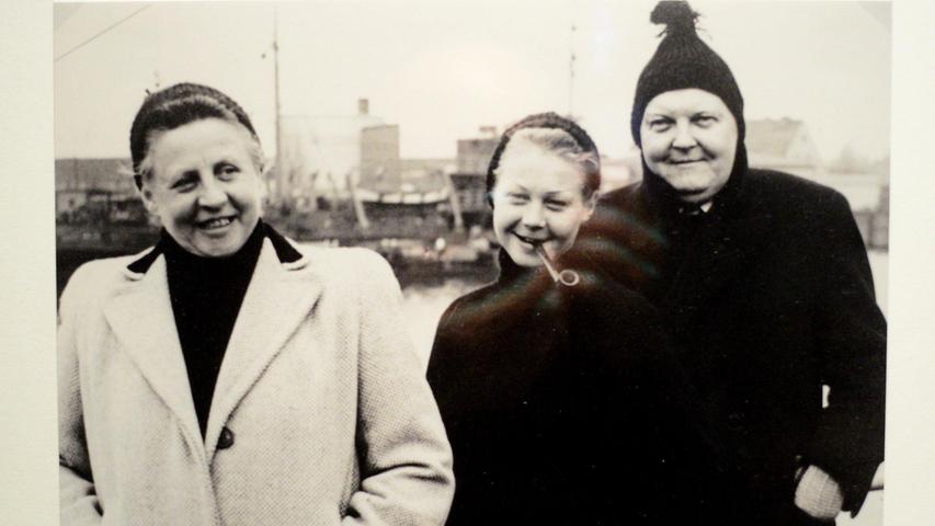 "Lu und Lulu" mit Tochter Elisabeth auf dem Fischdampfer in Bremerhaven April 1950