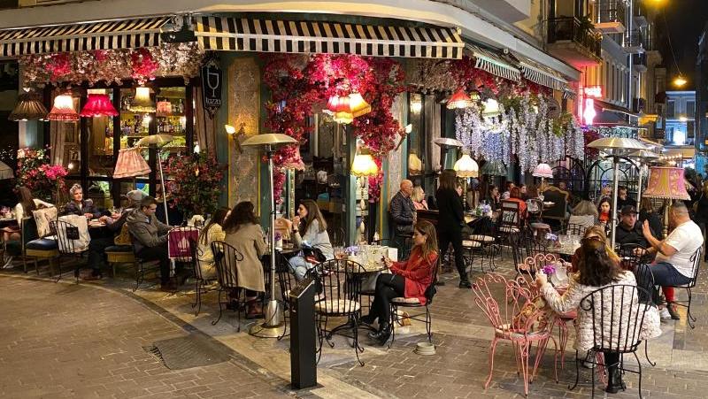 Auch die Restaurants und Bars machen den Urlaub hier bezahlbar - in der griechischen Hauptstadt Athen.