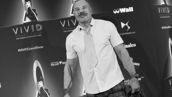 Der Modedesigner starb im Alter von 73 Jahren laut seinem Agenten unerwartet. Eine Woche später hätte er noch neue Kooperationen bekannt geben wollen. Die Mode- und Kultur-Welt trauert um Thierry Mugler.