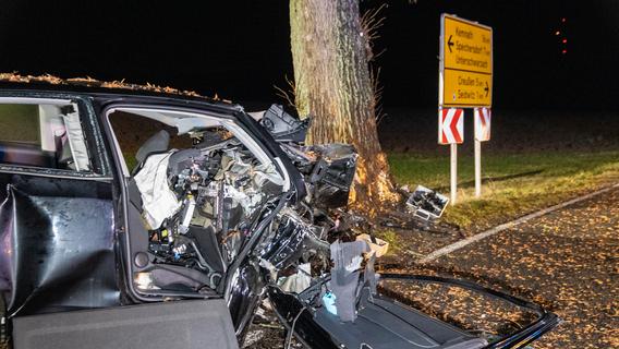 Auto prallte bei Creußen frontal gegen Baum: Für Fahrer kam jede Hilfe zu spät