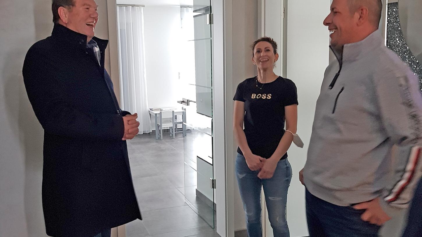 Die Familie Terzija hat vier Kinder, sie ist in diesem Monat in der Straße am Bettelfeld eingezogen und begrüßte den Bürgermeister im neuen Heim. Die Familie Terzija hat vier Kinder, sie ist in diesem Monat in der Straße am Bettelfeld eingezogen und begrüßte den Bürgermeister im neuen Heim.