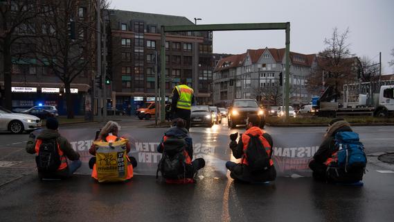Klimaschützer blockieren Straßen in Berlin - Nürnberger Jesuitenpater Alt verteidigt die Aktivisten