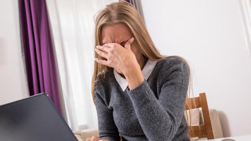 Laut einer Studie arbeiten Beschäftigte im Homeoffice öfter, obwohl sie krank sind. Laut einer Studie arbeiten Beschäftigte im Homeoffice öfter, obwohl sie krank sind.