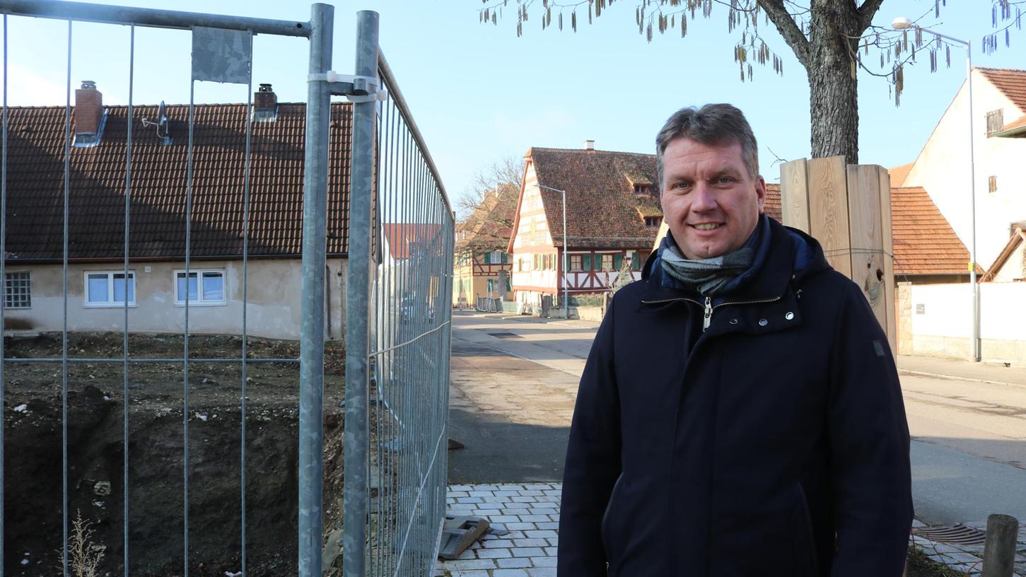 Burgbernheims Bürgermeister Matthias Schwarz vor dem Bauplatz des geplanten Ärztehauses und der Rodgasse, die saniert werden soll.
Burgbernheims Bürgermeister Matthias Schwarz vor dem Bauplatz des geplanten Ärztehauses und der Rodgasse, die saniert werden soll.