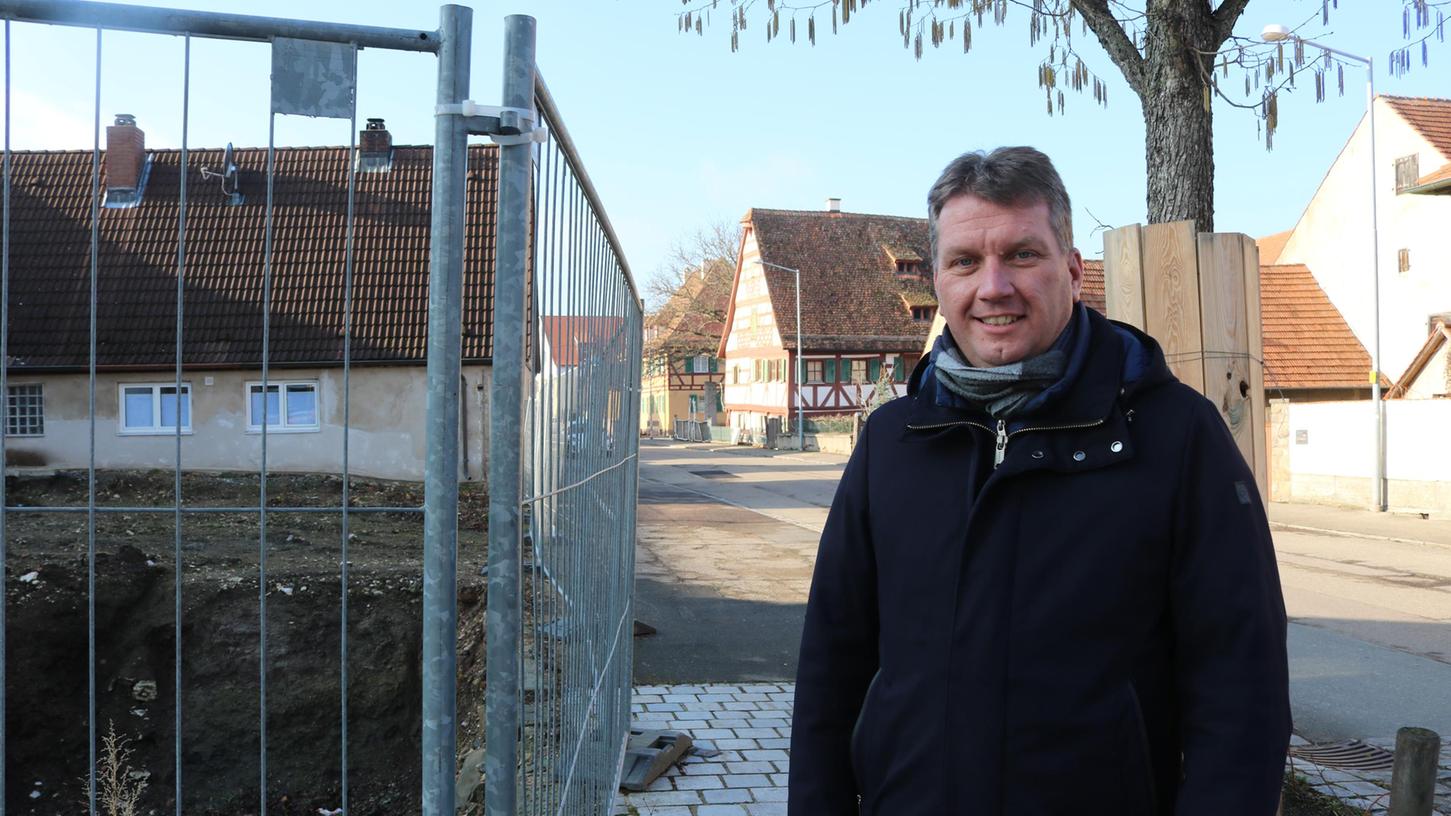 Burgbernheims Bürgermeister Matthias Schwarz vor dem Bauplatz des geplanten Ärztehauses und der Rodgasse, die saniert werden soll.