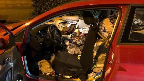 Auto bis unter das Dach vollgemüllt: Polizei setzt Fahrer Aufräumfrist