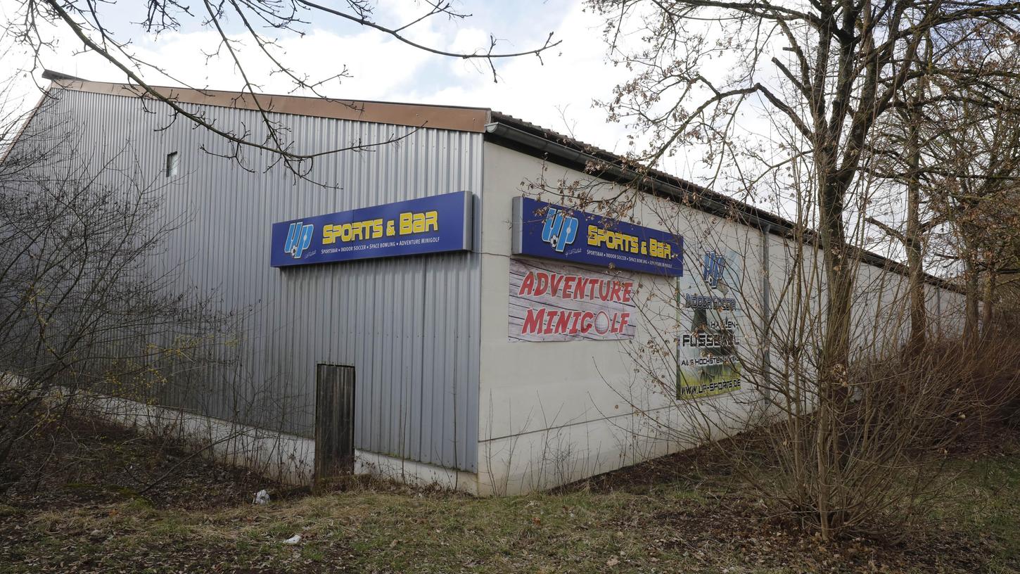 Die Soccerhalle (inklusive Bowling und Minigolf) von Uli Pechtold in der Friedrich-Ludwig-Jahn-Straße: Ein Teil von ihr wird übergangsweise zu einem städtischen Kulturzentrum.
Die Soccerhalle (inklusive Bowling und Minigolf) von Uli Pechtold in der Friedrich-Ludwig-Jahn-Straße: Ein Teil von ihr wird übergangsweise zu einem städtischen Kulturzentrum.