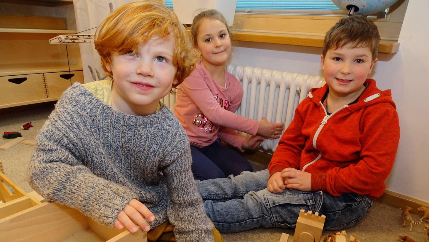 Carl-Leopold, Lana und Merlin strahlen: Sie besuchen eine der besten vorschulischen Einrichtungen in Deutschland: das Kinder- und Familienzentrum in Gunzenhausen.
Carl-Leopold, Lana und Merlin strahlen: Sie besuchen eine der besten vorschulischen Einrichtungen in Deutschland: das Kinder- und Familienzentrum in Gunzenhausen.