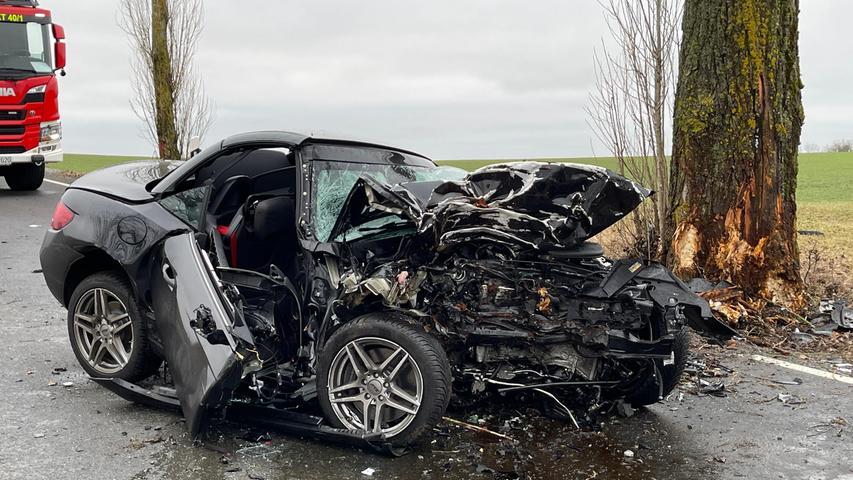 Mercedes komplett zerstört: Autofahrer stirbt nach Frontalkollision in Franken Mercedes komplett zerstört: Autofahrer stirbt nach Frontalkollision in Franken