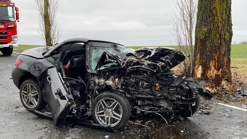 Zwischen Neuenmarkt und Oberlangeroth im Landkreis Kulmbach ist es am Montag gegen 11 Uhr auf der Kreisstraße KU21 zu einem schweren Unfall gekommen.