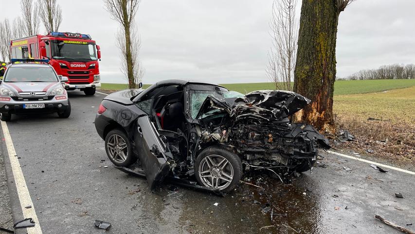 Mercedes komplett zerstört: Autofahrer stirbt nach Frontalkollision in  Franken