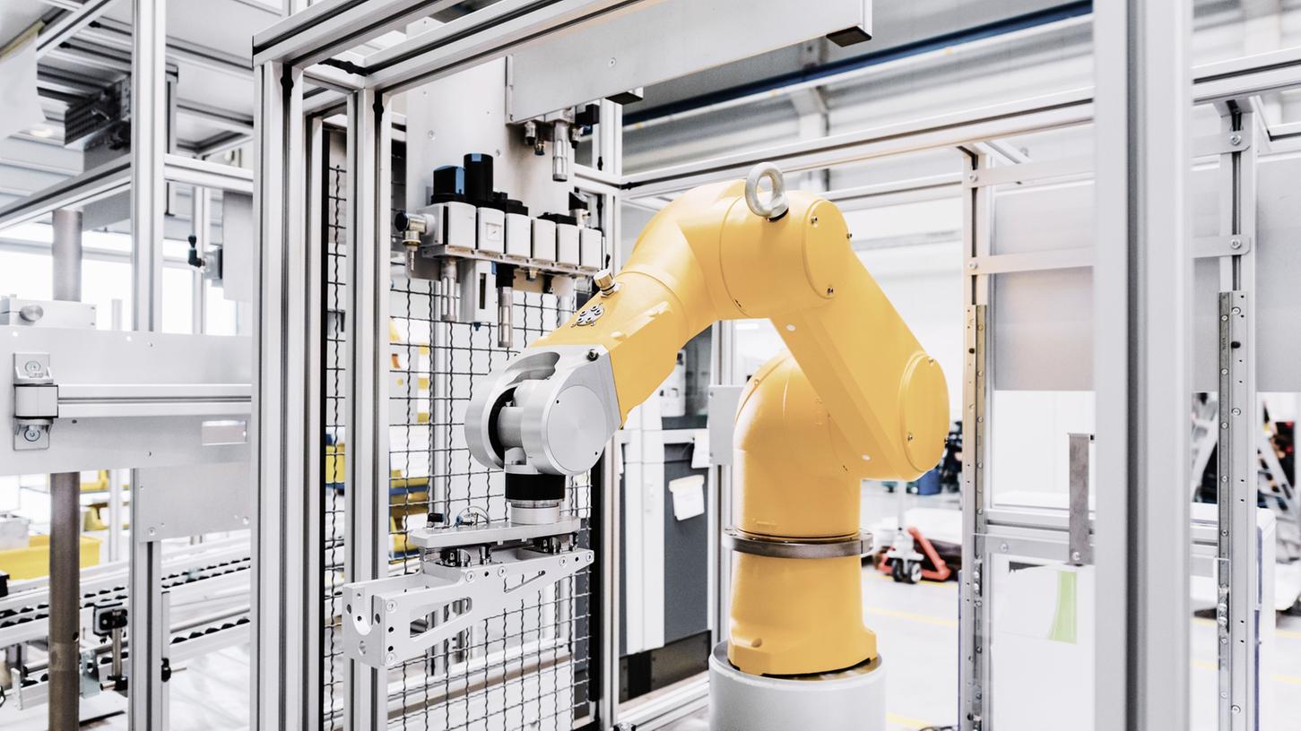 Die hochpräzisen Industrieroboter können Arbeiten wie Schweißen oder das Auftragen von Farben übernehmen.
Die hochpräzisen Industrieroboter können Arbeiten wie Schweißen oder das Auftragen von Farben übernehmen.