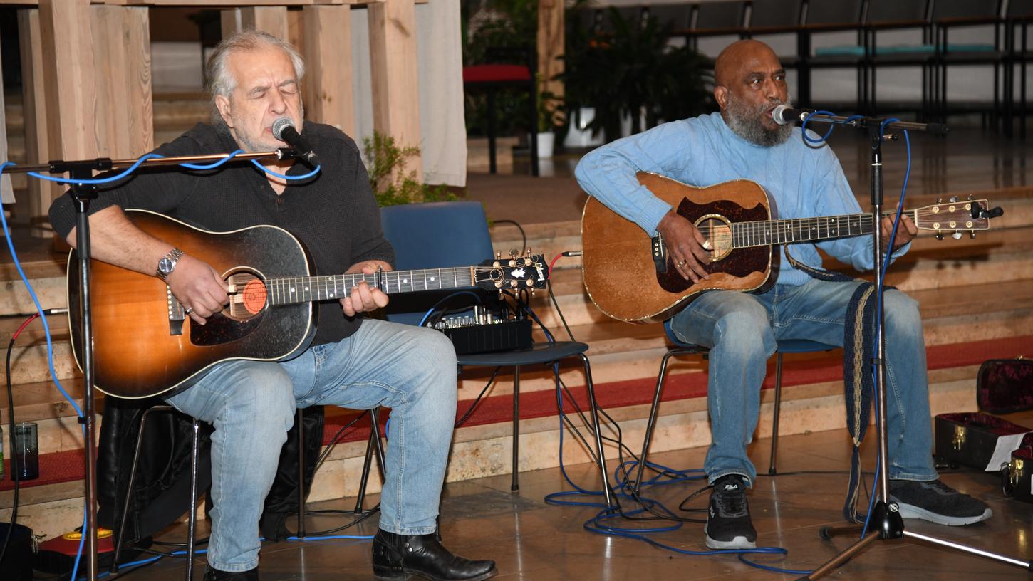 Begeisterten das Publikum in der Katholischen Kirche St. Bonifatius in Röthenbach: Richard Smerin (links) und Josh White Junior. Begeisterten das Publikum in der Katholischen Kirche St. Bonifatius in Röthenbach: Richard Smerin (links) und Josh White Junior.