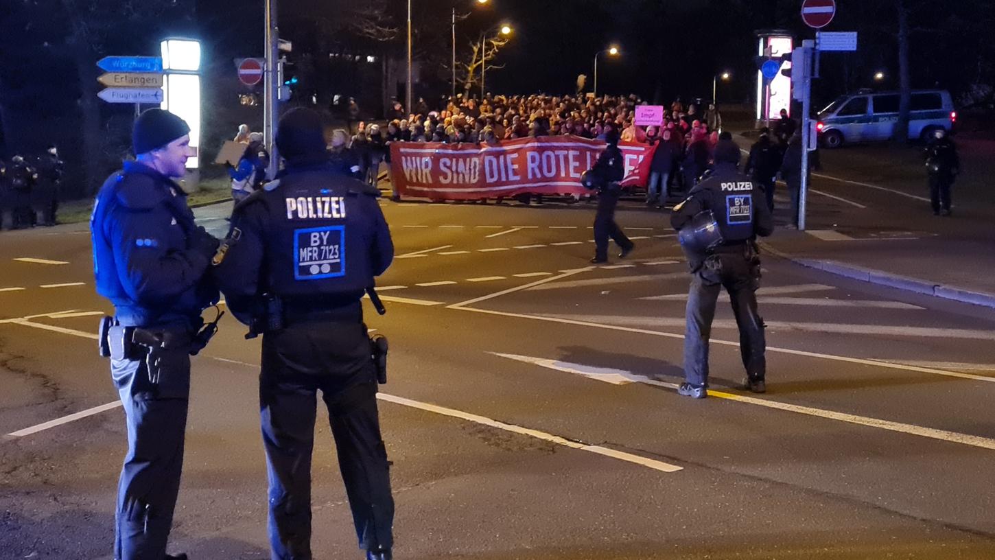 Mehr als 1,5 Kilometer lang war der Protestmarsch von Gegnern der Corona-Maßnahmen, der sich durch die Nürnberger Nordstadt zog. 