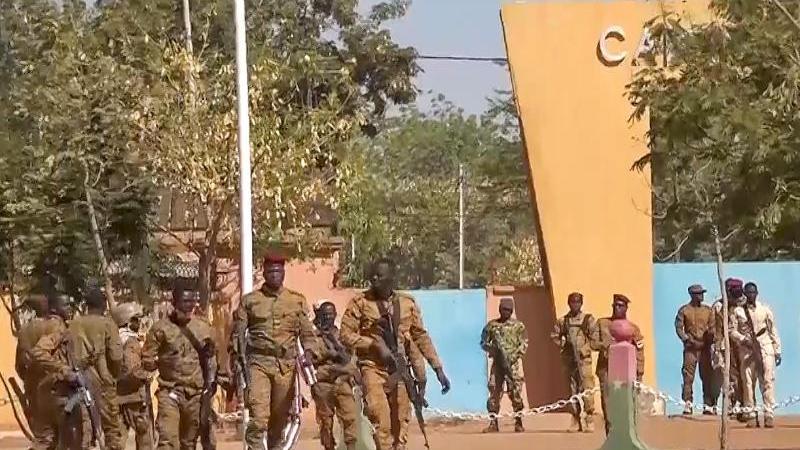 Meuternde Soldaten vor dem Militärlager Guillaume Ouedraogo.