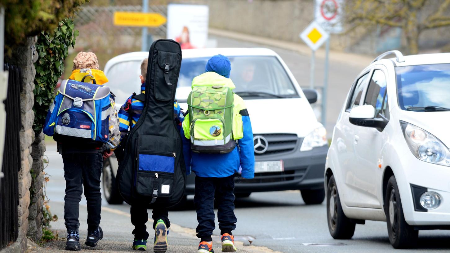 Kinder sind auf ihrem Schulweg gefährdet, weil sie kleiner sind und von Autofahrern nicht so schnell gesehen werden wie Erwachsene.
