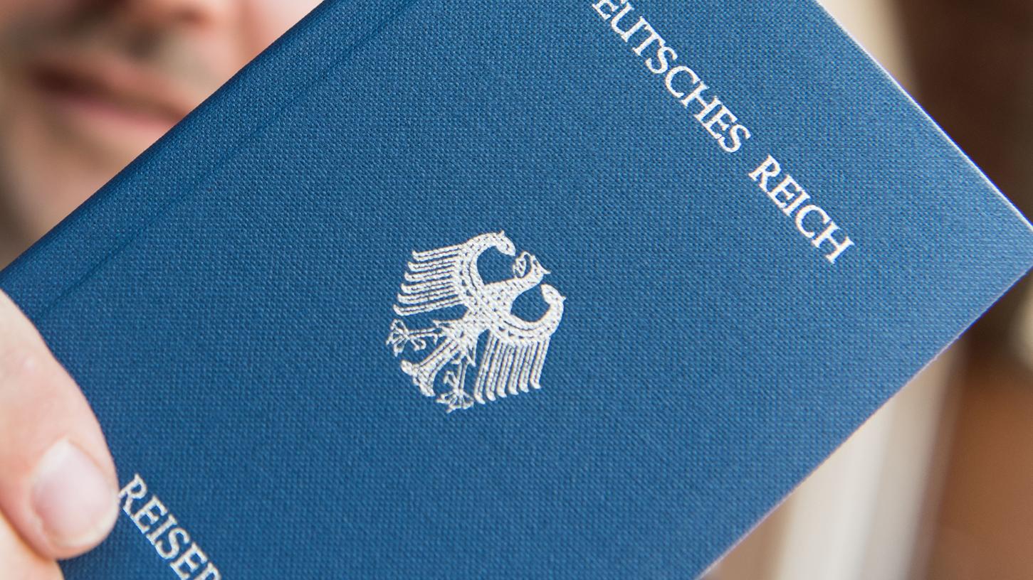 Mit einem Reichsbürgerausweis wies sich am Montag in einer Ansbacher Metzgerei ein Mann gegenüber der Polizei aus. Das Dokument wurde sichergestellt. Mit einem Reichsbürgerausweis wies sich am Montag in einer Ansbacher Metzgerei ein Mann gegenüber der Polizei aus. Das Dokument wurde sichergestellt.