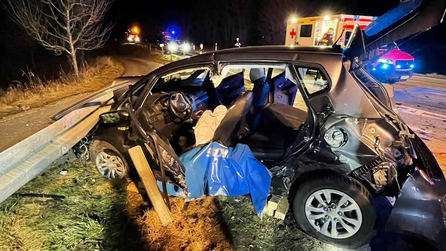Am Montagabend (24. Januar) ist es zu einem Unfall mit einer eingeklemmten Person nahe dem Hilpoltsteiner Ortsteil Jahrsdorf gekommen. Die Feuerwehr musste das Unfallauto aufschneiden.
