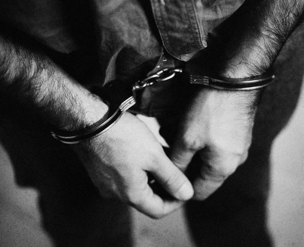 ...und damit für den Umgang mit verbotenen Substanzen wird von verschiedenen Parametern bestimmt, beispielsweise der Art und Menge der Droge, ob bereits einschlägige Vorstrafen vorhanden sind oder auch von der Beurteilung des Falles durch den Richter und Staatsanwalt. Im deutschen Strafrecht wird unterschieden zwischen geringen, normalen und nicht geringen Mengen einer Droge, wobei die Grenzwerte abhängig sind von der Art des Rauschmittels. Zur Anzeige gebracht wird generell jedes Vergehen gegen das Betäubungsmittelgesetz, die Staatsanwaltschaft hat mitunter jedoch die Möglichkeit, das Verfahren wegen Geringfügigkeit - hauptsächlich bei geringen Mengen - einzustellen. Bei Cannabis beispielsweise schwankt die geringe Menge von Bundesland zu Bundesland, zwischen sechs und 15 Gramm beziehungsweise drei Konsumeinheiten werden verschiedene Mengen als gering eingestuft; in Bayern gelten...