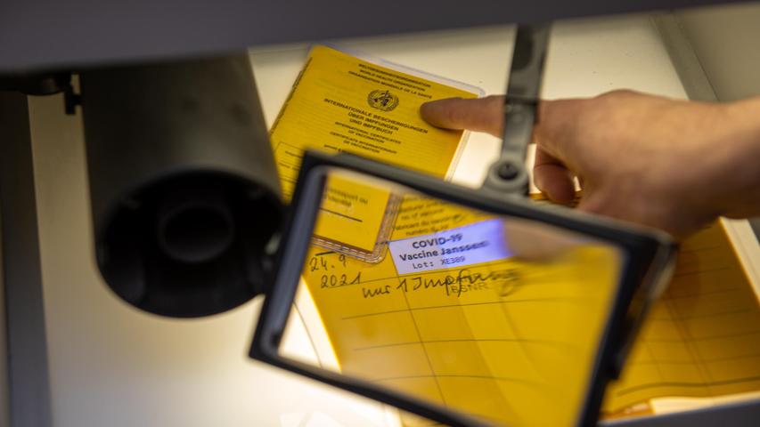 Gefälschter Impfpass: Urlauber flog am Nürnberger Flughafen auf - Geldstrafe