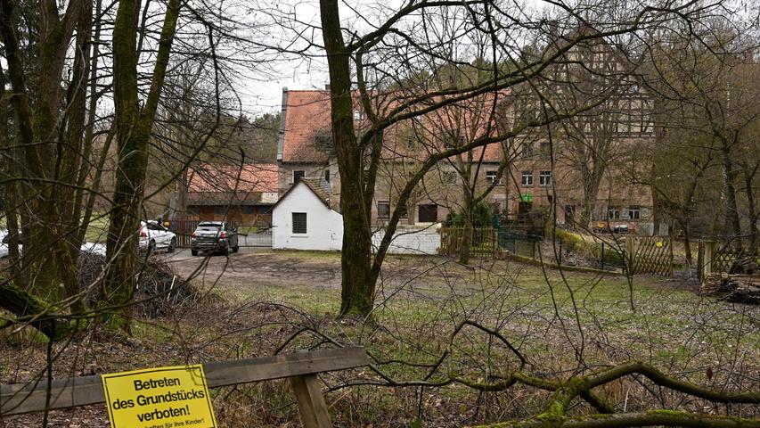 Reichsbürger-Verdacht: Stadt Erlangen weist Vorwürfe zur Durchsuchung der illegalen Schule zurück