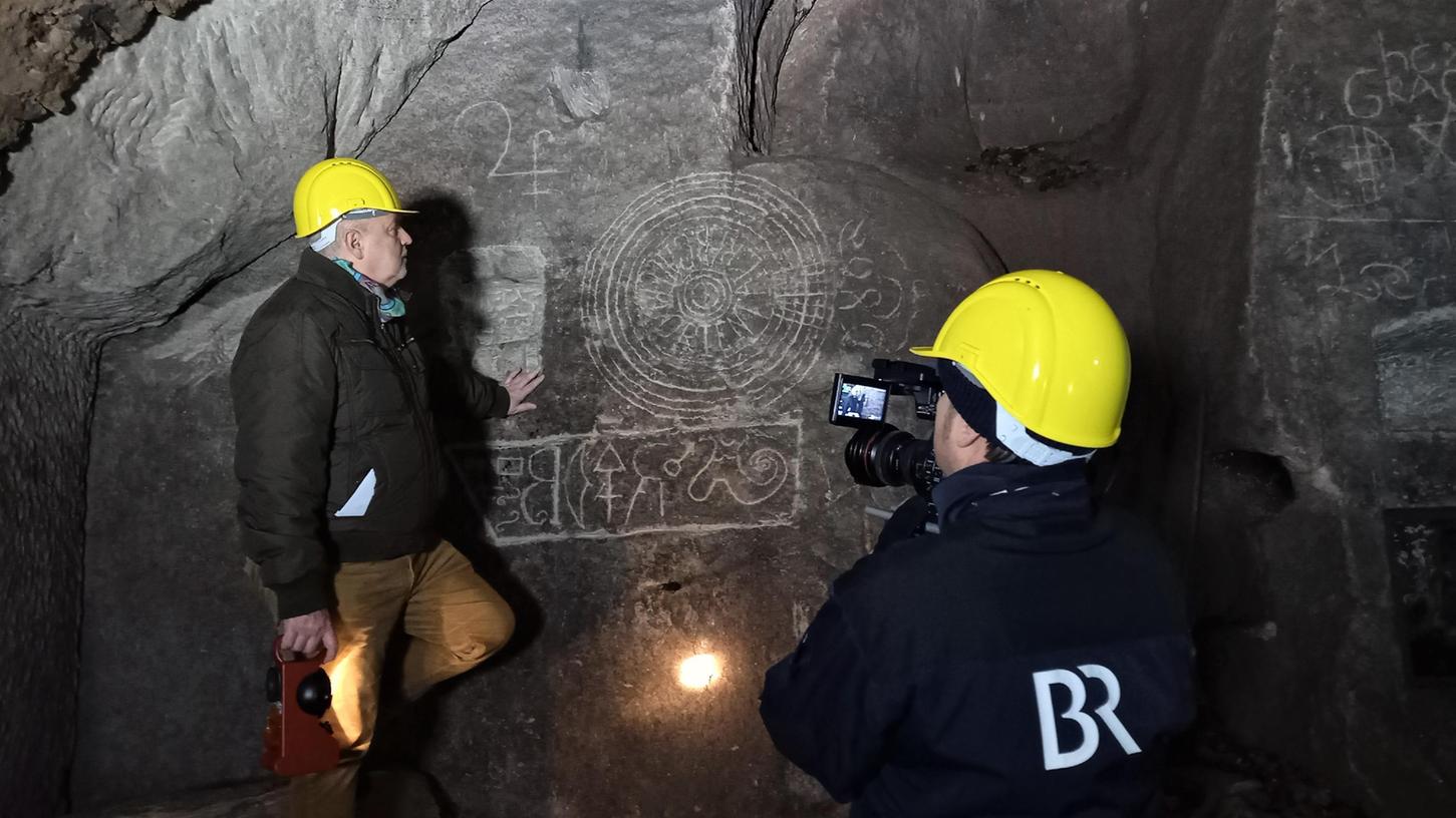 Was es mit den Felsenkellern Johann Reichardts auf sich hat, wird in der BR-Fernsehsendung erklärt, links im Bild Stadtarchivar Werner Mühlhäußer.