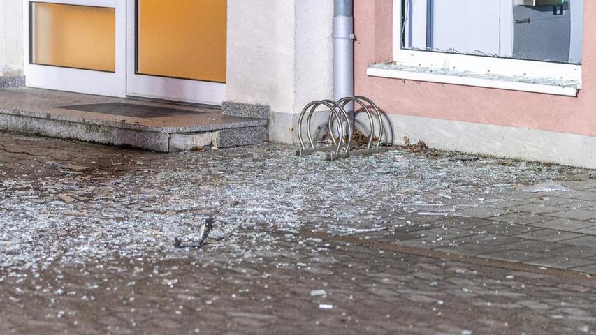 Unter Sachleitung der Staatsanwaltschaft Ansbach haben die Waffen- und Sprengstoffexperten des BLKA die Ermittlungen übernommen.