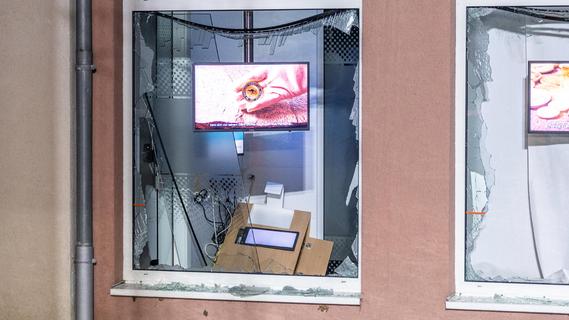 Geldautomat in Ansbach gesprengt: Täter sind auf der Flucht