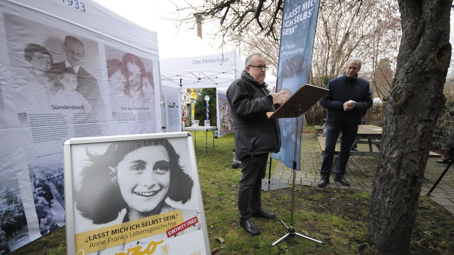 Helmut Biehler (l.) und German Hacker eröffneten die Ausstellung im Garten der VHS. Helmut Biehler (l.) und German Hacker eröffneten die Ausstellung im Garten der VHS.