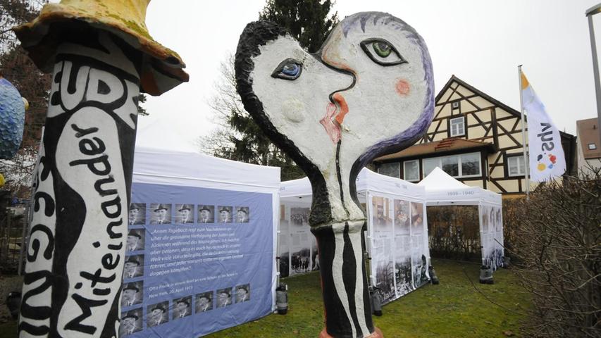 Bunte Symbole von Gemeinsamkeit und Miteinander im Garten der VHS. Hinten zeigt die Ausstellung, dass Menschen auch zu schrecklichen Dingen fähig sind. Bunte Symbole von Gemeinsamkeit und Miteinander im Garten der VHS. Hinten zeigt die Ausstellung, dass Menschen auch zu schrecklichen Dingen fähig sind.