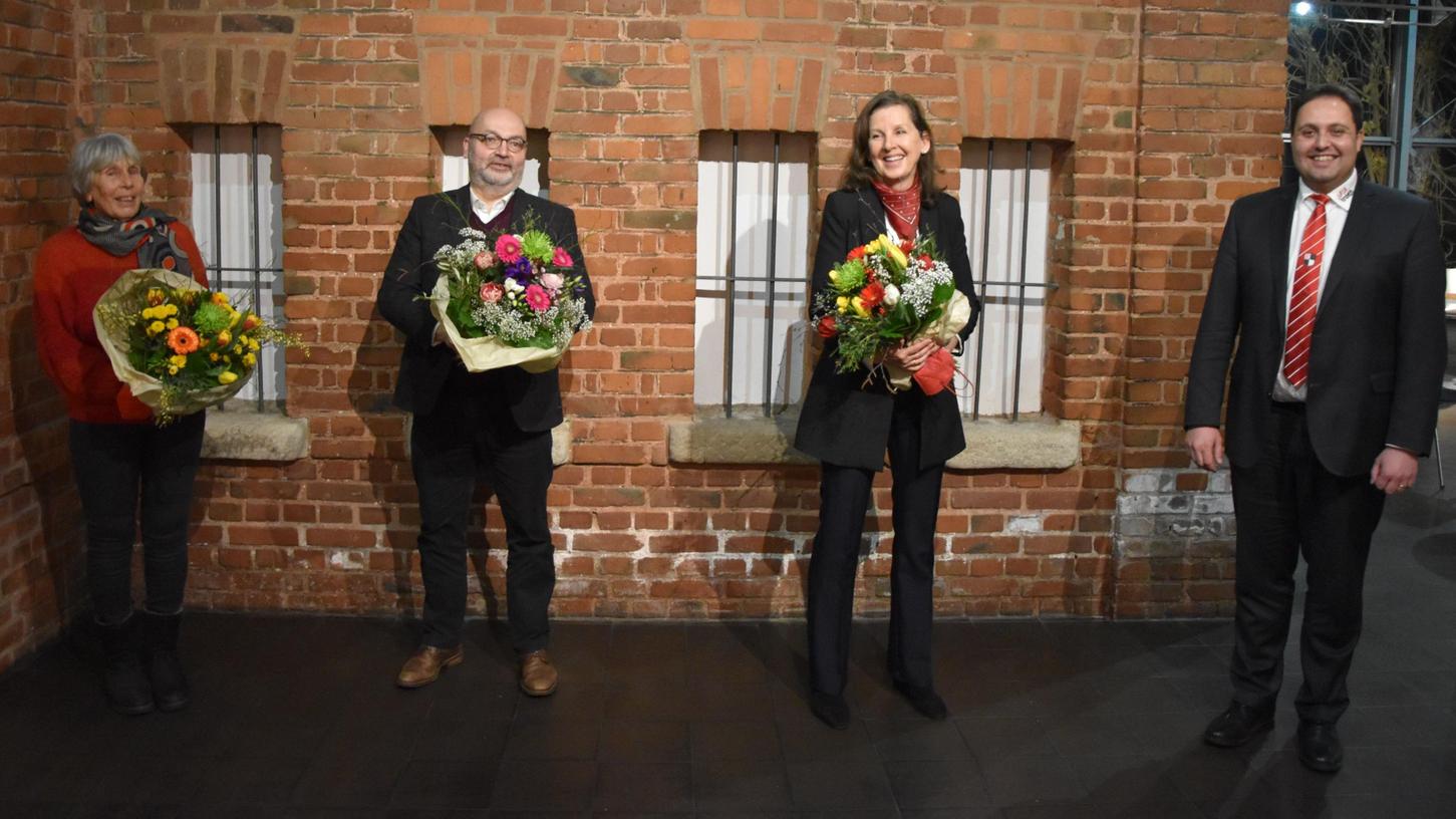 Bürgermeister Andreas Buckreus (rechts) mit seinen Stellvertretern Claudia Lux (links daneben) und Karl Schnitzlein. Blumen gab es auch für die SPD-Nachrückerin Dr. Hannedore Nowotny (links außen).