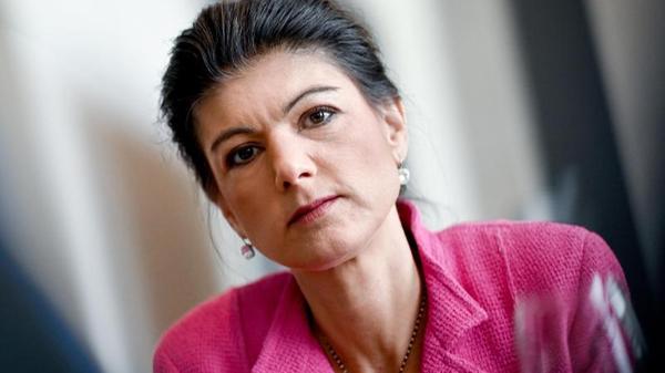 Sahra Wagenknecht hatte bereits am Dienstag per Twitter ihren Standpunkt vertreten, dass an der gefährlichen Eskalation "alle Seiten Anteil" hätten. Sie forderte demnach eine Rückkehr zur Diplomatie. Aus ihrer Sicht lösen Sanktion kein Problem, vielmehr würden sie der EU und Deutschland schaden, während die USA profitieren.