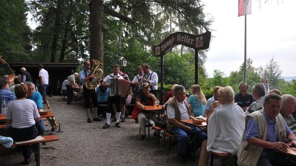 Mit weitem Vorsprung zu Platz 4 sichert sich der Langskeller in Burgbernheim im Landkreis Neustadt/Aisch-Bad Windsheim den Bronzeplatz. Erst im Mai 2023 übernahm die Familie Bauerfeind die Pachtschaft des über 280 Jahre alten Felsenkellers. Vesper, Kuchen, Bier und Wein stehen für die Gäste bereit. Dazu können sie die schöne Aussicht Richtung Windsheimer Bucht und Steigerwald sowie teils zur Frankenhöhe genießen. Geöffnet ist von Mai bis September mittwochs 14 bis 21 Uhr. Am Samstag und Sonntag von 14 bis 22 Uhr. // Felsenkellerstraße, 91593 Burgbernheim