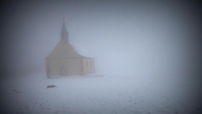 Der Nebel hat uns momentan fest im Griff, so wie auch hier am Walberla. Ob und wie viele Wanderer am Berg waren, konnte man beim besten Willen nicht erkennen. 