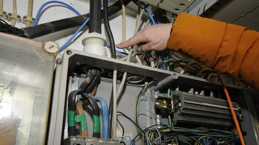 Oben führen zwei schwarze Kabel in einen Unterverteiler, die bei einem Kurzschluss den Anlagenschutz nicht auslösen würden. Diese müssen durch ein 5-poliges Kabel ersetzt werden.