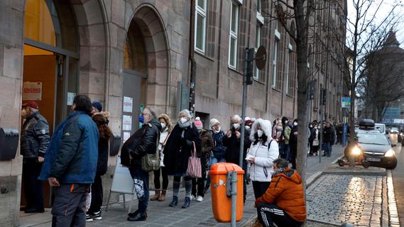 Lange Wartezeiten vor Nürnberger Einwohneramt sorgen für Ärger