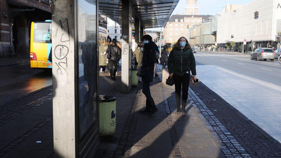 Ein Busbahnhof in Kopenhagen: Schon in der kommenden Woche hebt Dänemark trotz hoher Inzidenzen alle Corona-Maßnahmen auf.
Ein Busbahnhof in Kopenhagen: Schon in der kommenden Woche hebt Dänemark trotz hoher Inzidenzen alle Corona-Maßnahmen auf.