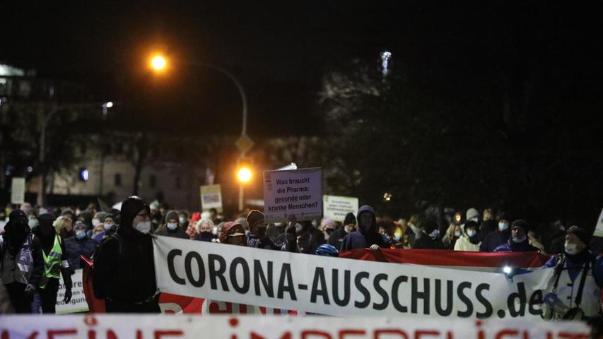 Protestzug: Hier marschieren über 300 Gegner der Corona-Politik durch Fürth
