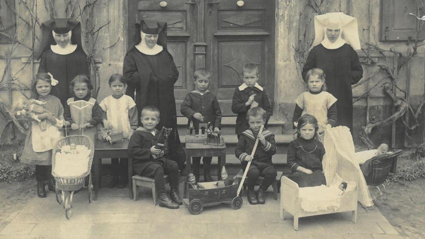 Ständig werden die einzelnen Einrichtungen fortentwickelt und den Bedürfnissen angepasst. 1920 wird der Kindergarten eröffnet – ein Vorläufer der Schulvorbereitenden Einrichtung (SVE). 