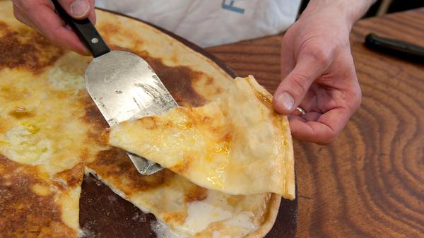 Focaccia kommt aus Focaccia - einer Stadt in der Region Ligurien. Bei dieser italienischen Spezialität handelt es sich um ein hauchdünnes belegtes Brot, das aus Weizenmehl, Salz, Hefe, Wasser, Olivenöl und Frischkäse hergestellt wird. Focaccia war das erste Lebensmittel, das mit einer europäischen Kennzeichnung für geschützte geografische Angaben (g.g.A.) versehen wurde. Diesen Schutz genießen in Deutschland beispielsweise das Lübecker Marzipan und der Schwarzwälder Schinken.