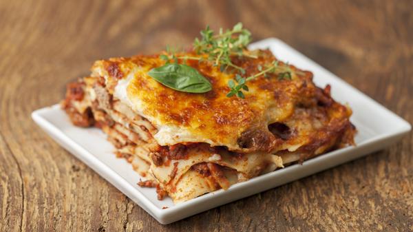 Die Lasagne ist eine der bekanntesten italienischen Gerichte. Vor allem die Regionen Bologna oder Emilia-Romagna sind für sie bekannt. Trotzdem ist gar nicht klar, ob die Lasagne in Italien erfunden wurde. Einige vermuten den Ursprung im antiken Griechenland, andere in England. Egal, woher sie stammt: Unbedingt probieren!