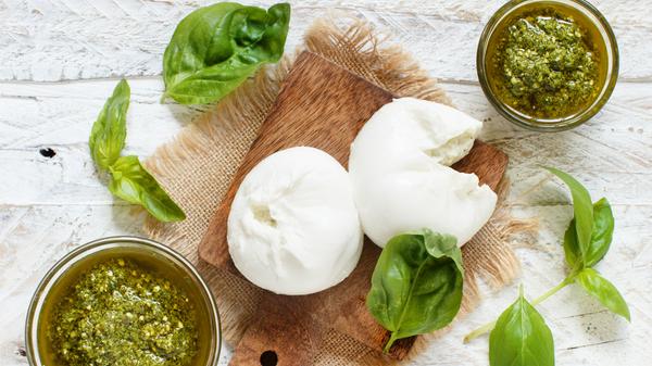 Burrata ist eine Sonderform des Mozzarellas und mausert sich zum Trendkäse in der Küche. Das Besondere an Burrata: Im Inneren befindet sich eine Füllung aus Mozzarella-Fäden und Sahne. Ganz frisch schmeckt sie am besten. So ist sie aber nur noch in Apulien zu finden - dort wurde sie auch erfunden.