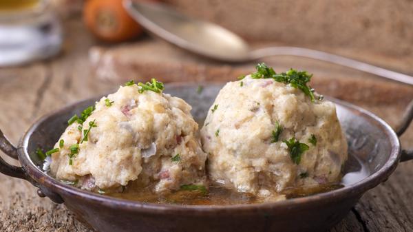Dieses typisch italienische Gericht hat was vom deutschen Knödel, kommt aber aus Südtirol und eignet sich perfekt für kalte Wintertage. Die Knödel werden mit geschmolzener Butter oder in Gemüsebrühe serviert. Für die Zubereitung wird hauptsächlich altes Brot verwendet. Außerdem: Eier, Milch, Petersilie, Mehl und Zwiebeln.