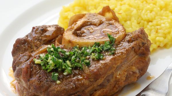 Eine der bekanntesten Fleischspeisen des Landes: Ossobuco alla milanese. Wie der Name schon sagt, kommt dieser Schmaus aus Mailand. Serviert wird die Ochsenhachse mit Safran-Risotto. Als besonders lecker gilt es, das cremige Mark aus dem Knochen zu saugen.