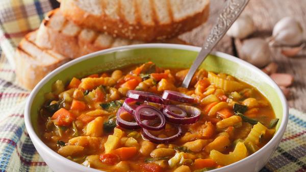 Dieser toskanische Eintopf kommt aus Florenz. Ursprünglich haben Diener dieses Essen erfunden. Von den Reichen und Herrschern haben sie damals Bohnen, Gemüse, Kartoffeln und Brot abgezweigt und alles in einem Topf gekocht. Heraus kommt eine köstliche, dickflüssige Suppe - lecker!