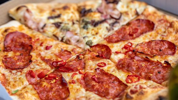 Natürlich - der absolute Klassiker! Den können wir nicht auslassen in unseren Übersicht über italienischer Gerichte. Pizza geht einfach immer. Die Herstellung einer echten italienischen Pizza gleicht einer Kunst. Die erste Pizza hat der neapolitanische Pizzabäcker Raffaele Esposito 1889 kreiert - eine klassische Margherita. Bei dem Traditionsessen Italiens schlechthin gibt es viele regionale Unterschiede. Doch egal wie - eine italienische Pizza ist einfach gut!