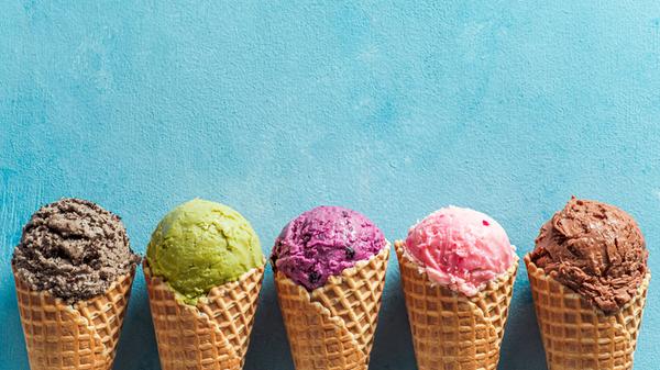 Italien-Urlaub ohne Gelato? Unvorstellbar. Es gibt so viele verschiedene Sorten - von Stracciatella über Pistazie bis Fior di Latte. Bei der Eis-Auswahl kommt wirklich jeder und jede auf seine/ihre Kosten. Drei Eis an einem Tag? Kein Problem, haben Teile der Redaktion auch schon geschafft.