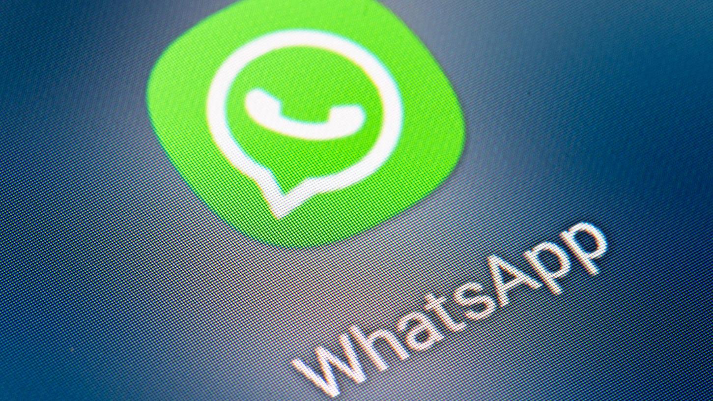 Viele Menschen haben Whatsapp auf ihrem Handy installiert.
